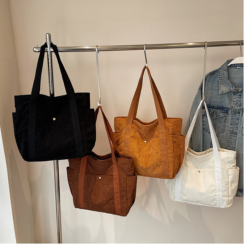 Casual corduroy large-capacity tote bag for women 2024 new autumn and winter, trendy and fashionable single-shoulder underarm handbag Application Scenario