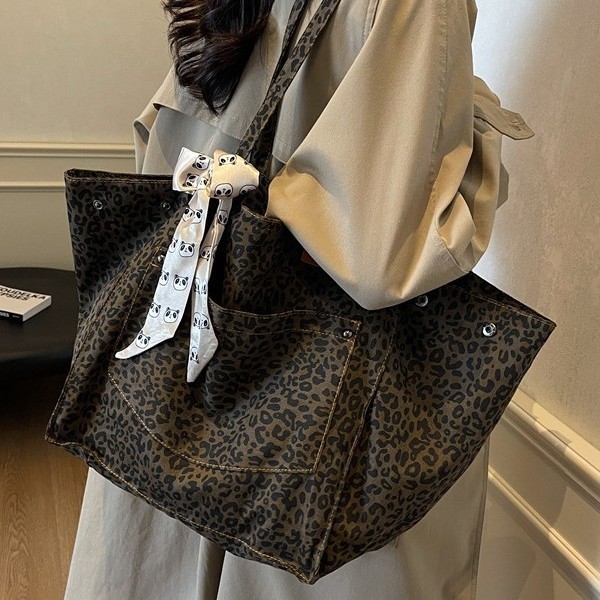 2024 New oversized leopard print tote bag, cross-border bestseller shopping bag, export large bag, bat bag, commuting canvas bag full figure