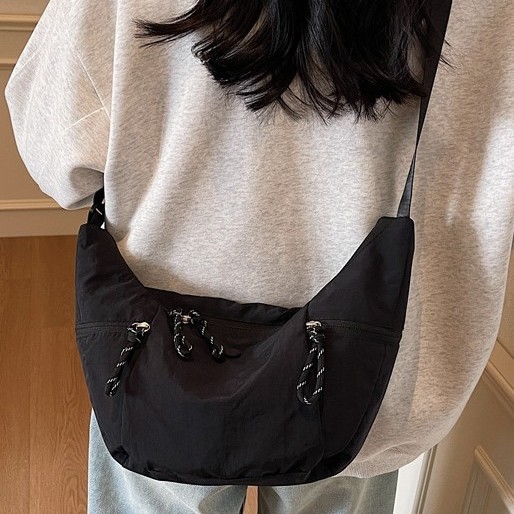 Simple, niche and versatile solid color washable fabric horn bag for women's travel, light and versatile, commuting and casual single-shoulder crossbody bag full figure