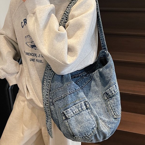 Denim large-capacity versatile ins single-shoulder underarm bag, 2025 new Korean-style casual bag, tote bag, trendy women's bag Application Scenario