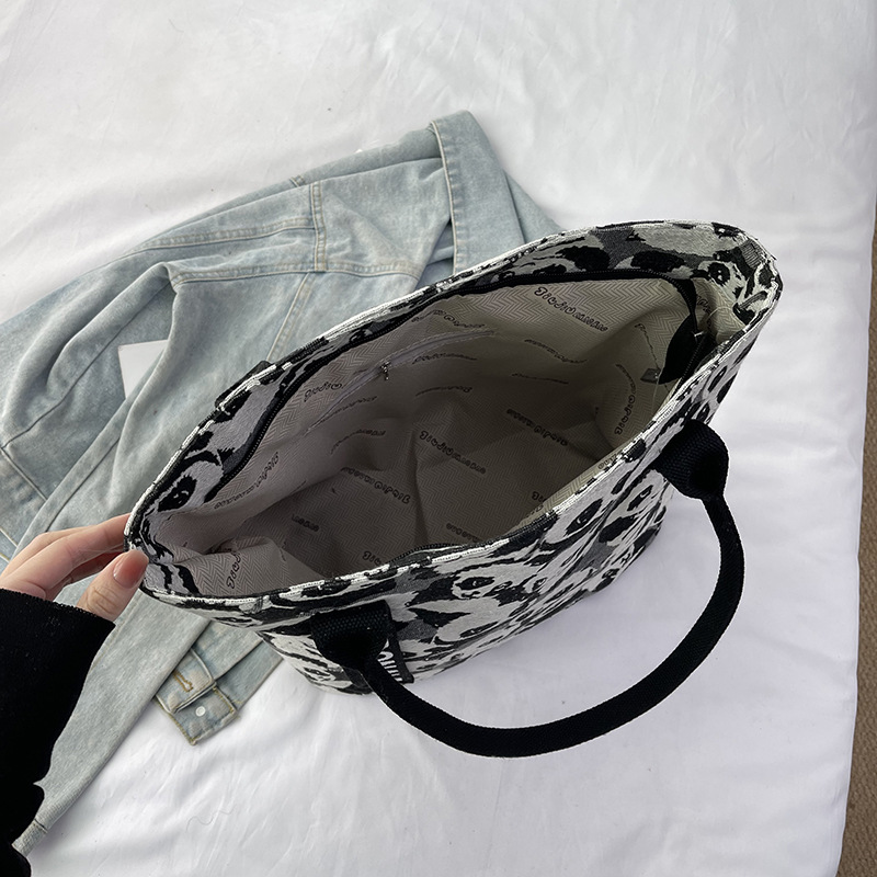 Cartoon large-capacity canvas bag for women, 2024 new style fashionable single-shoulder commuter bag, versatile student tote bag for class Application Scenario