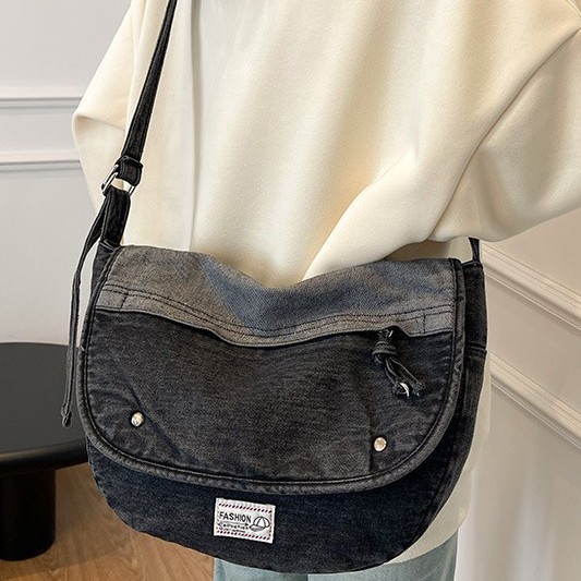 New versatile and cute single-shoulder bag, denim large-capacity single-shoulder crescent-shaped bag, casual and trendy crossbody bag with a sense of design details Picture