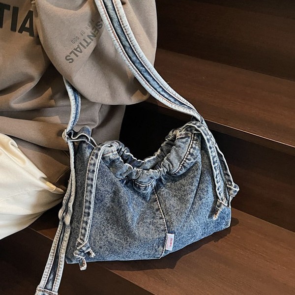 Hong Kong-style denim bag for women, large capacity, retro and versatile, forest-themed single-shoulder bag, personalized and casual, young student crossbody bag for men Specification drawing