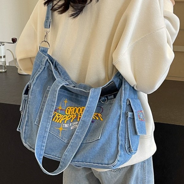 New vintage denim bag for Spring/Summer 2025, large-capacity commuter tote bag, letter-embroidered college student class shoulder bag Application Scenario