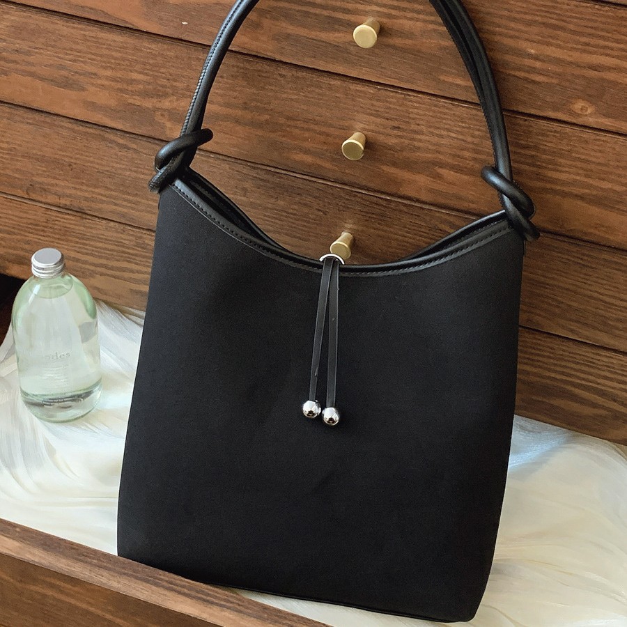 Fashionable large-capacity women's 2024 autumn/winter retro single-shoulder bag, Korean-style niche high-end casual women's underarm bag Application Scenario
