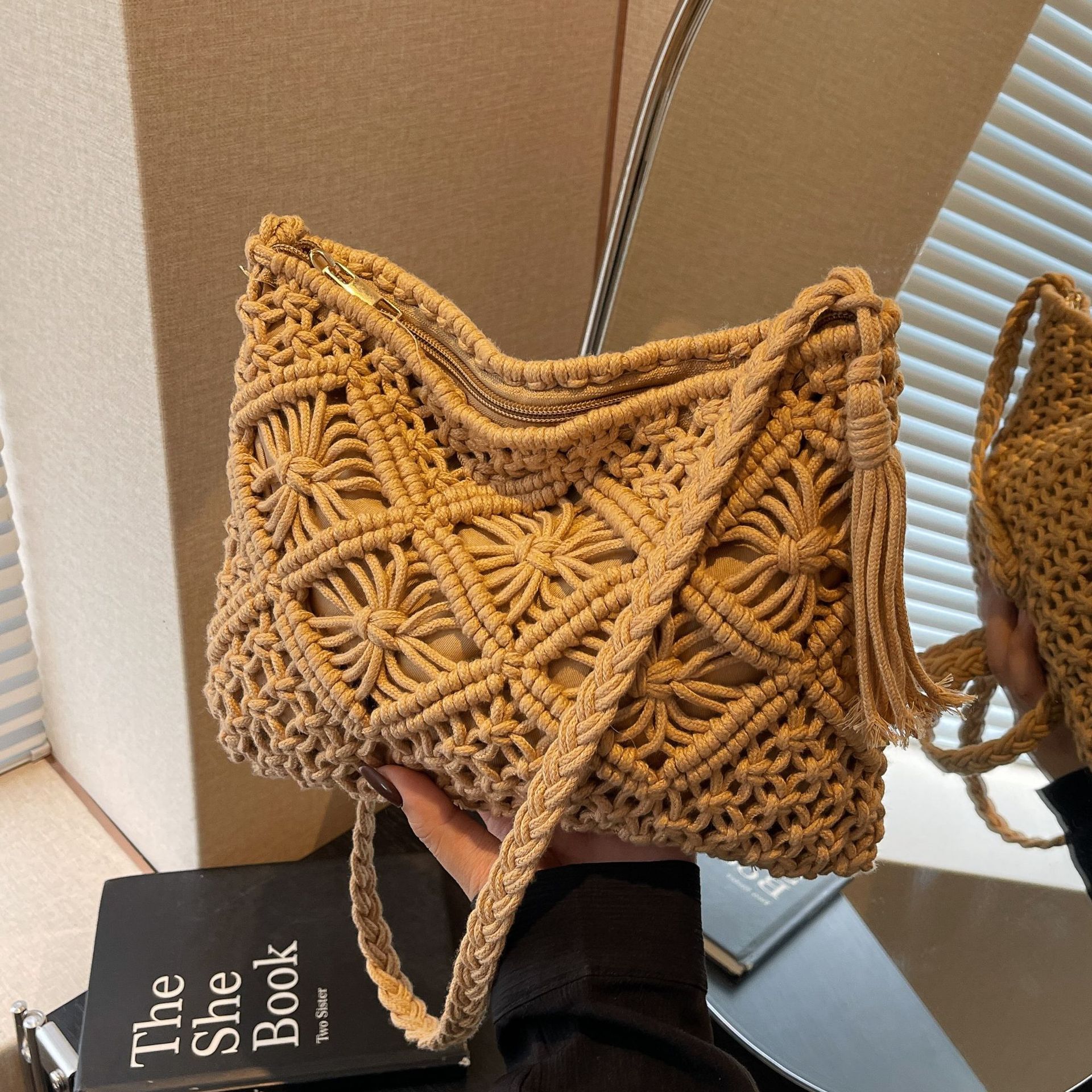 Korean forest-style handcrafted cotton rope tassel woven bag, new single-shoulder crossbody straw woven bag for casual women in summer 2025 full figure