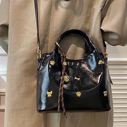 A niche design large-capacity cute puppy rivet tote bag, a new single-shoulder crossbody bag for women in 2025 Application Scenario