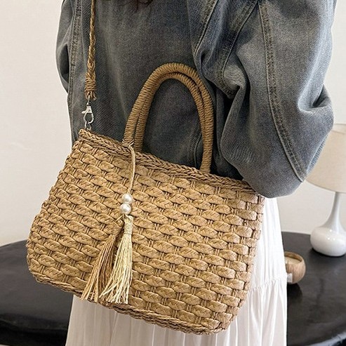 New summer straw woven bag with ethnic style, casual fringed and hollowed-out hand-held bag for women Application Scenario