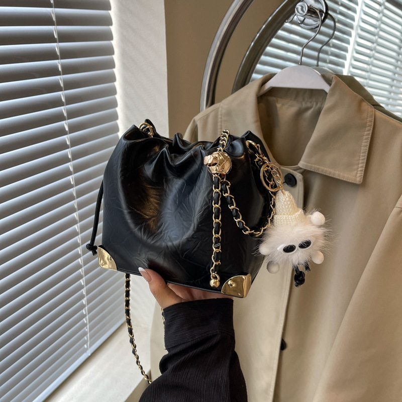 Crossbody bag for women, high-end and fashionable single-shoulder bag, 2024 new trendy ins solid color small bag, elegant bucket bag details Picture