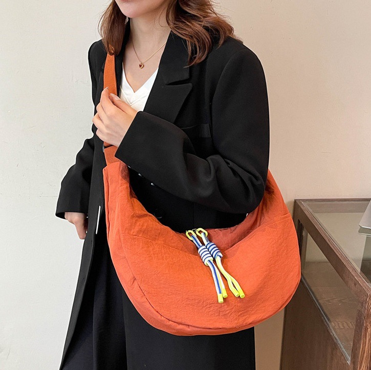 Large-capacity commuter bag for women, new autumn/winter 2024 nylon portable single-shoulder bag, outdoor fitness and casual crossbody bag full figure