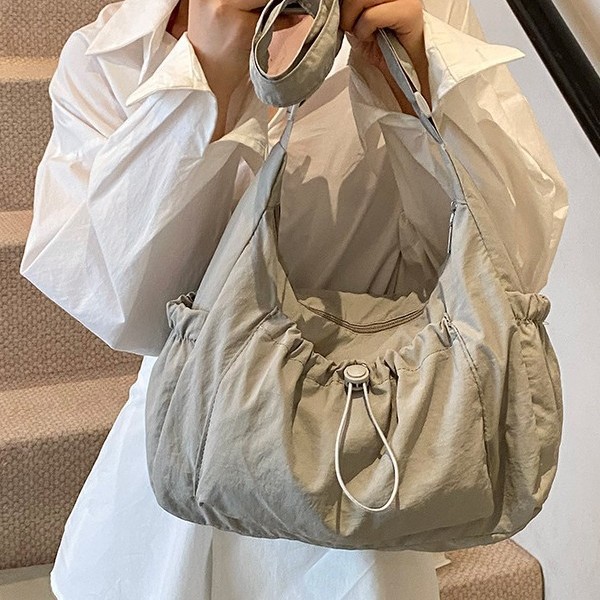 Women's bag, pleated women's bag, puff bag, casual and versatile, drawstring, lightweight and large-capacity, single-shoulder crossbody tote bag for women Application Scenario