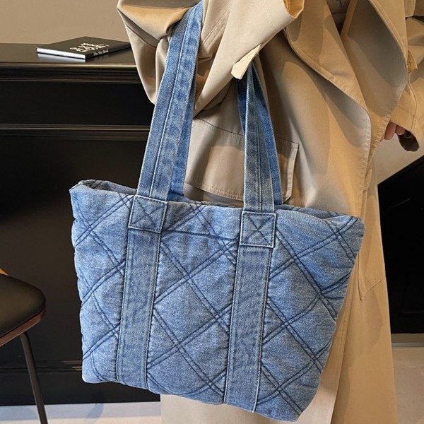 The new denim tote bag for autumn and winter is in an ins style, fashionable and versatile. It features a diamond-patterned design and is a hand-held underarm bag for women Specification drawing