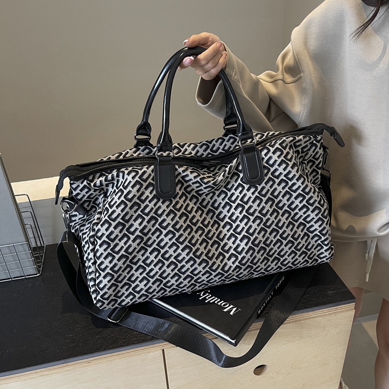 New fashionable large-capacity hand-held travel bag, trendy lightweight storage bag for traveling, yoga, swimming and fitness bag full figure