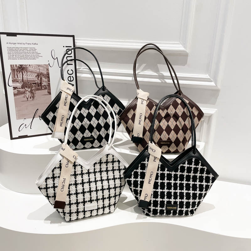 Checkered single-shoulder bag for women, new winter 2024 trendy and fashionable large-capacity commuter tote bag, underarm bag for women Application Scenario