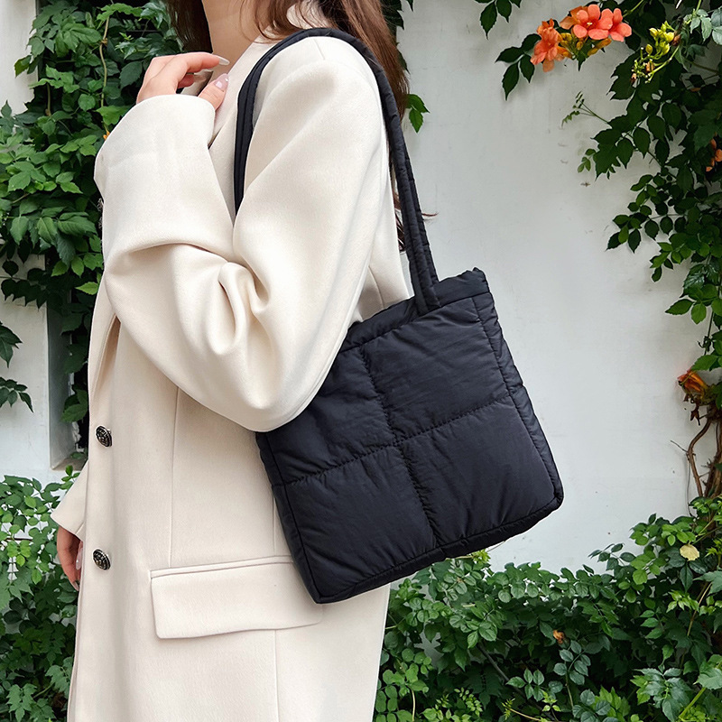 A niche design cotton-padded handbag for women, 2024 new Korean style square small bag, solid color simple underarm single-shoulder bag Specification drawing