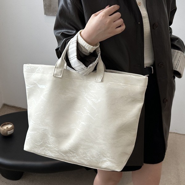 The 2025 summer new style of fashionable and simple underarm bag, Korean-style trendy casual tote bag, and women's stylish and individual single-shoulder bag full figure
