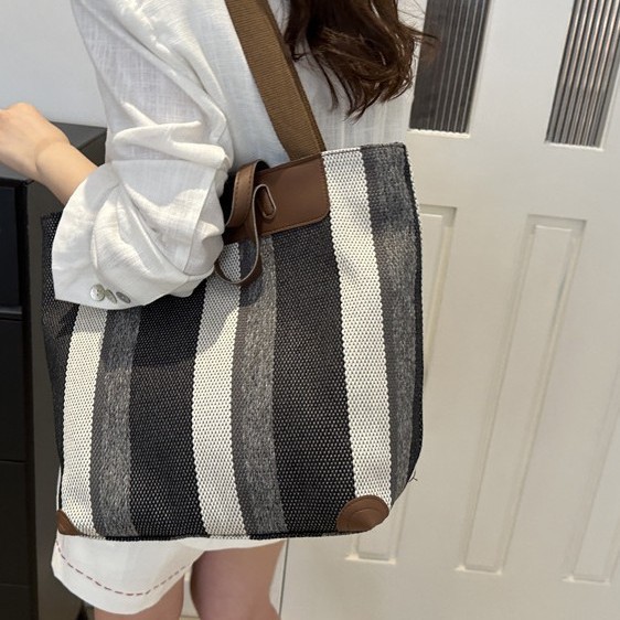 A large-capacity commuting and casual 2024 autumn/winter new striped canvas trendy single-shoulder tote bag for travel details Picture
