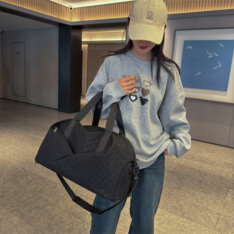 New hand-held travel bag for both men and women, a fitness and yoga bag with dry and wet separation and large capacity for business trips Specification drawing