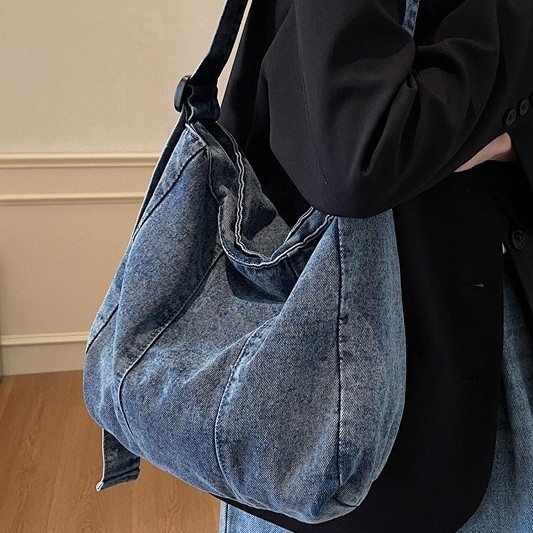 A fashionable handbag with a niche and versatile style. This new single-shoulder casual denim bag is durable, has a large capacity, is sturdy and laid-back Specification drawing