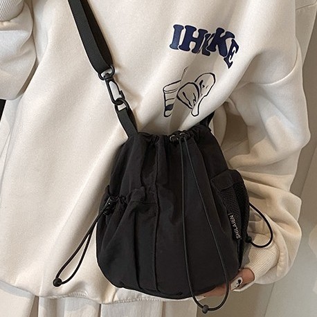 New versatile retro single-shoulder bag, lightweight design, large-capacity bucket bag, niche fashion drawstring writing crossbody bag details Picture