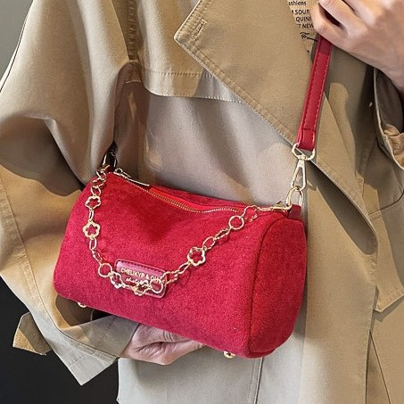 A trendy and niche underarm bag for women, a new 2024 autumn and winter versatile Instagram single-shoulder crossbody chain trendy pillow bag details Picture