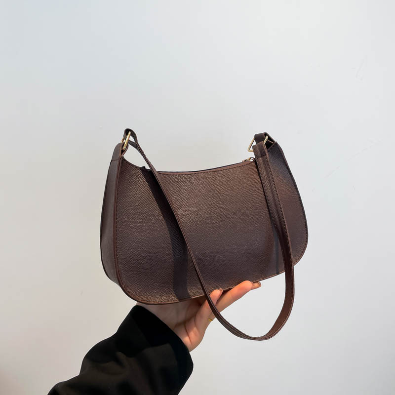 The new autumn/winter 2024 collection features a stylish and elegant underarm bag with a retro and simple texture, and a cross-border trend full figure