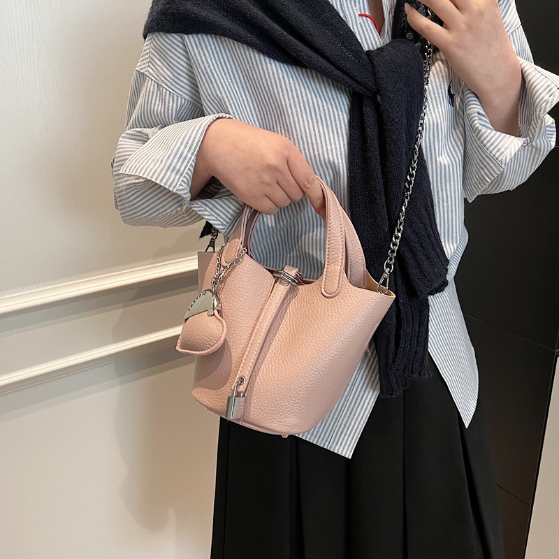 Korean-style soft leather hand-held bucket bag, women's casual and versatile commuting chain bag, 2025 new style single-shoulder crossbody bag details Picture