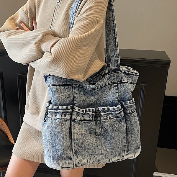 This is a stylish and retro single-shoulder bag for women, a sweet and elegant lady's feng shui wash denim tote bag with a large capacity full figure