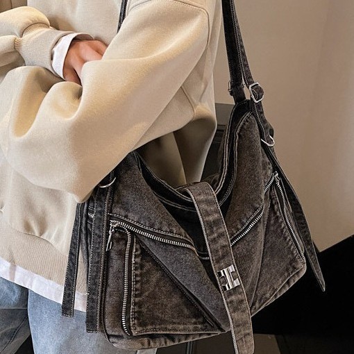 2025 New fashion single-shoulder bag, denim underarm bag, large-capacity tote bag, Korean style Instagram single-shoulder crossbody bag for women Application Scenario