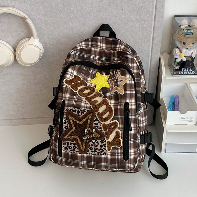 A new Japanese-style backpack for girls with a checkered pattern, suitable for children and middle school students. It is a niche but highly attractive backpack for traveling and attending classes Application Scenario