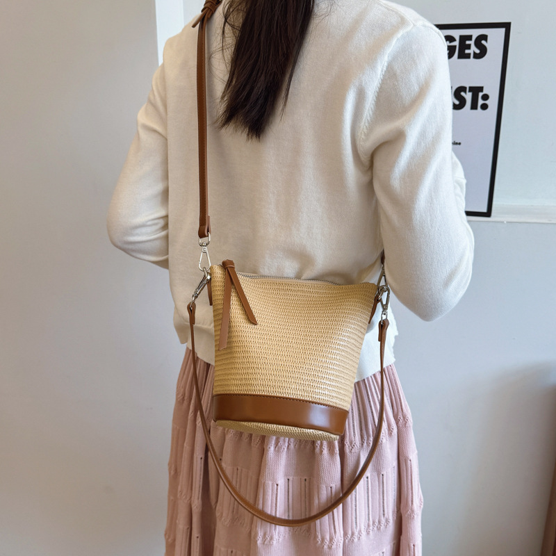 Trendy large-capacity straw woven bucket bag for women 2025 new style patchwork versatile woven seaside vacation single-shoulder crossbody bag Application Scenario