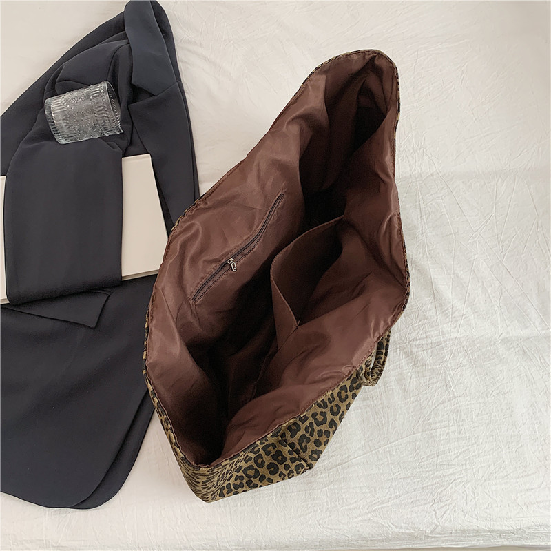 Korean ins laid-back retro leopard print 2024 new artistic single-shoulder crossbody bag, high-end and versatile student tote bag Application Scenario