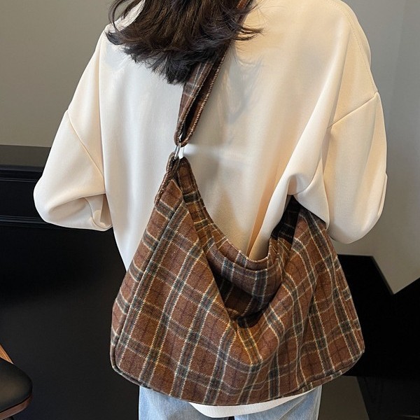 The 2025 new Korean casual and artistic checkered tote bag is a versatile large-capacity crossbody bag for female students' commuting to school details Picture