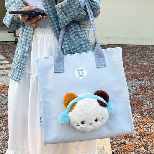 This is a cute, cartoonish, plush, simple and versatile handbag with a light and casual vibe. It's a treasure of a new single-shoulder style full figure