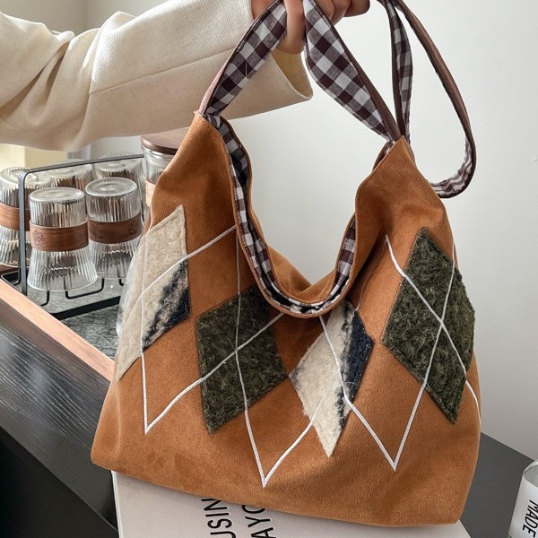 A retro diamond-shaped large-capacity tote bag for women's 2024 autumn and winter, a new single-shoulder canvas bag for commuting to school full figure
