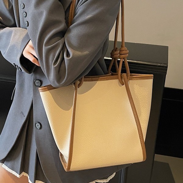 A popular fashionable and casual women's single-shoulder bag, hand-held large-capacity bucket, underarm buns, mother bag and handbag for foreign trade Application Scenario