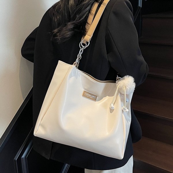 The popular Korean version of the tote bag for college students in 2025, a new trendy single-shoulder bag with a large capacity and a fashionable commuting bag details Picture