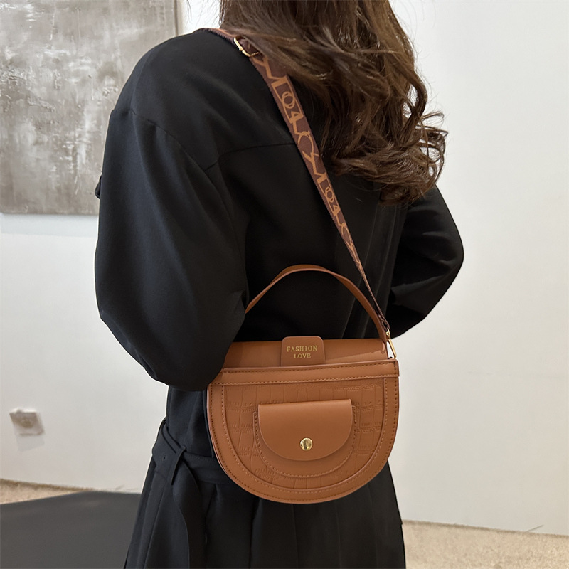 The 2024 new style of fashionable and simple urban trend hand-held saddle bag, large-capacity single-shoulder bag, and elegant crossbody bag are perfect for women details Picture