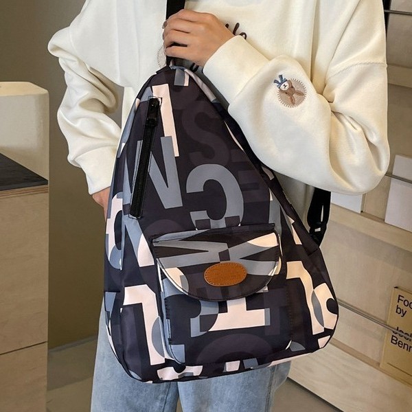 A new large-capacity Japanese versatile single-shoulder bag with contrasting colors, a couple's letter style, a fashionable 2025 chest bag for both men and women, and a crossbody bag Application Scenario