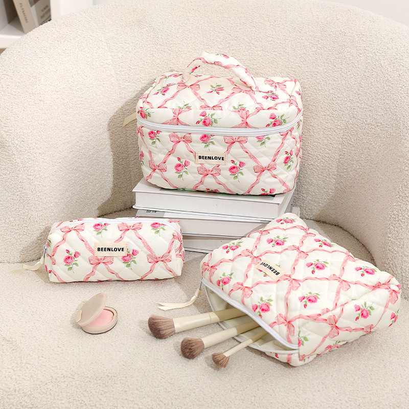 Runhui Xin Zhi Hui Yu Makeup Bag: Fashionable quilted Makeup Bag, heart-shaped pattern Makeup bag, large capacity, high-end feel Application Scenario