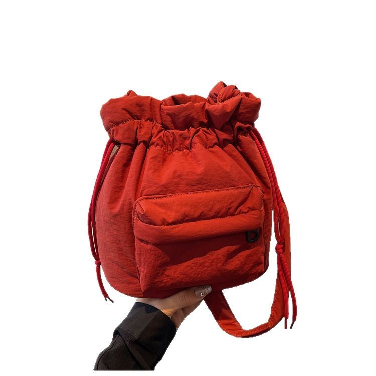 Large-capacity nylon bucket bag for women, 2024 new Korean style simple drawstring single-shoulder bag, pleated casual crossbody bag Item Picture