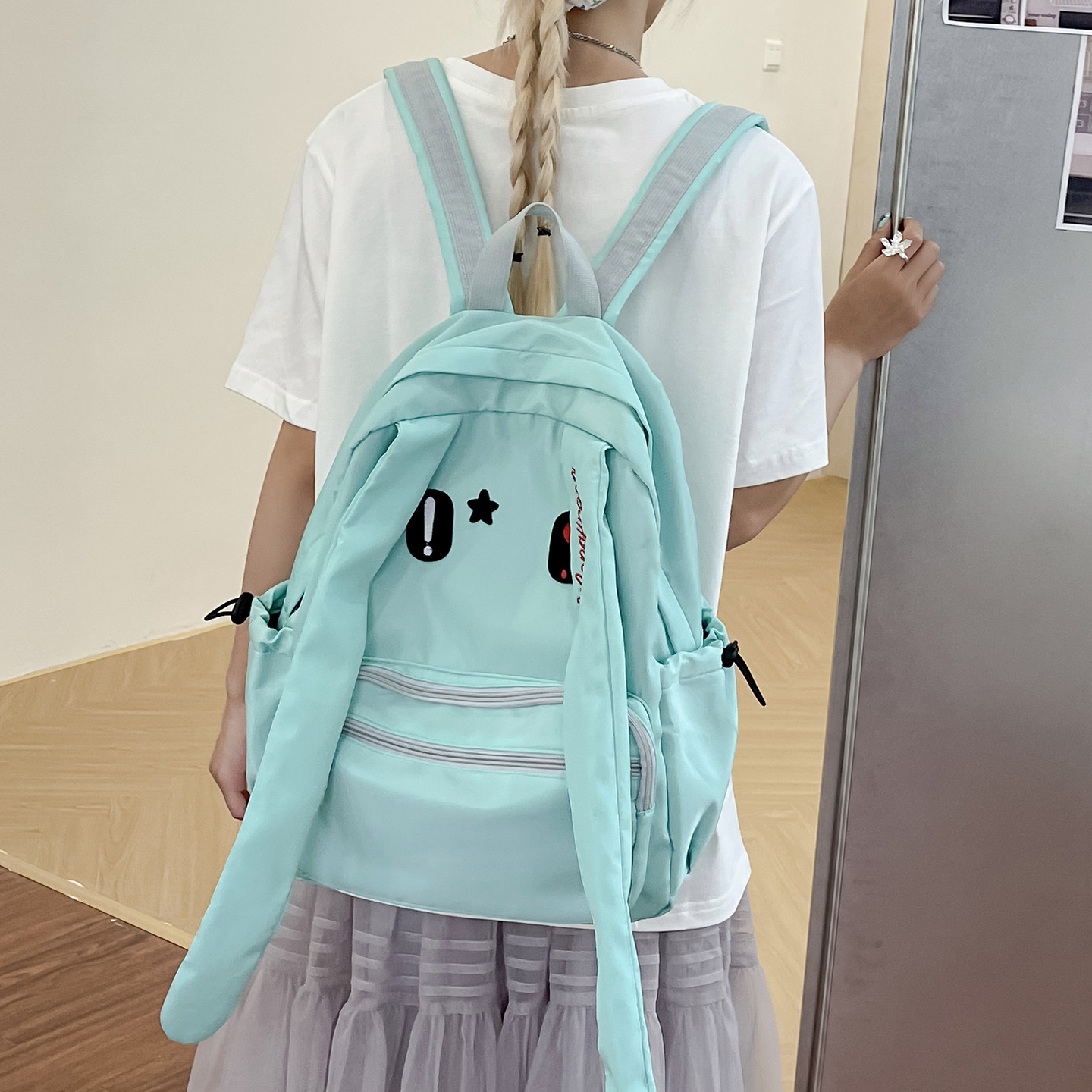 A cute Korean-style cartoon rabbit-ear backpack for girls, a unique and distinctive schoolbag, a new 2025 class bag details Picture