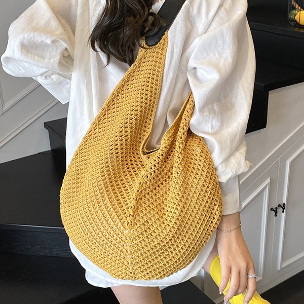 A new large-capacity, laid-back single-shoulder woven bag for women, a hollowed-out tote bag, and a beach vacation straw woven women's bag details Picture