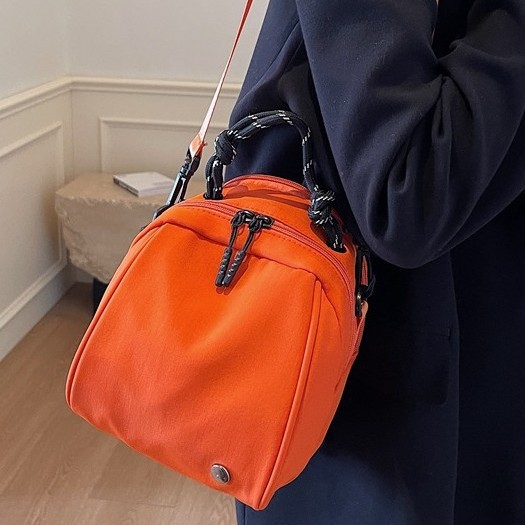 Japanese-style waterproof nylon small shoulder bag, versatile, portable and simple phone bag, fashionable for travel, single-shoulder crossbody bucket small bag full figure