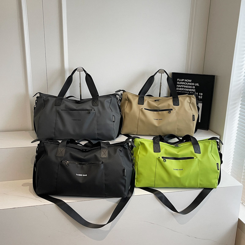 New dry-wet separation travel bag, large-capacity, fashionable and cool hand-held luggage bag, men's and women's swimming and fitness sports bag Application Scenario