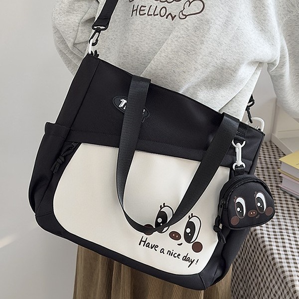 The new fashionable color-blocking light crescent-shaped bag is versatile. The large-capacity dumpling bag is fresh and laid-back. It's a single-shoulder crossbody bag details Picture