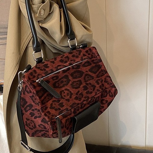 A retro single-shoulder underarm bag that can be carried diagonally, a large-capacity tote bag, and a new leopard print fashionable handbag Application Scenario