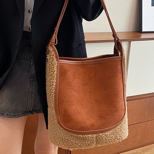 A popular frosted large-capacity bag for autumn and winter, a new fashion tote bag for women in 2024, a high-end and versatile shoulder bag Specification drawing