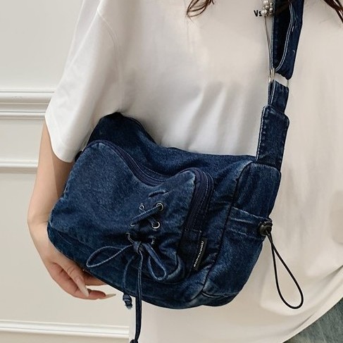 The retro large-capacity denim tote bag from foreign trade has sparked a new trend of casual and versatile single-shoulder crossbody bags for commuting details Picture