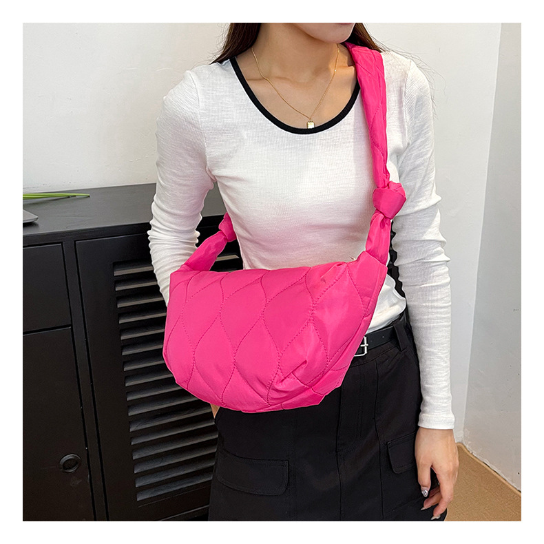 This year, single-shoulder bags are popular. The new autumn 2024 collection features a niche dumpling bag for women, a fashionable and simple crossbody bag for women Specification drawing